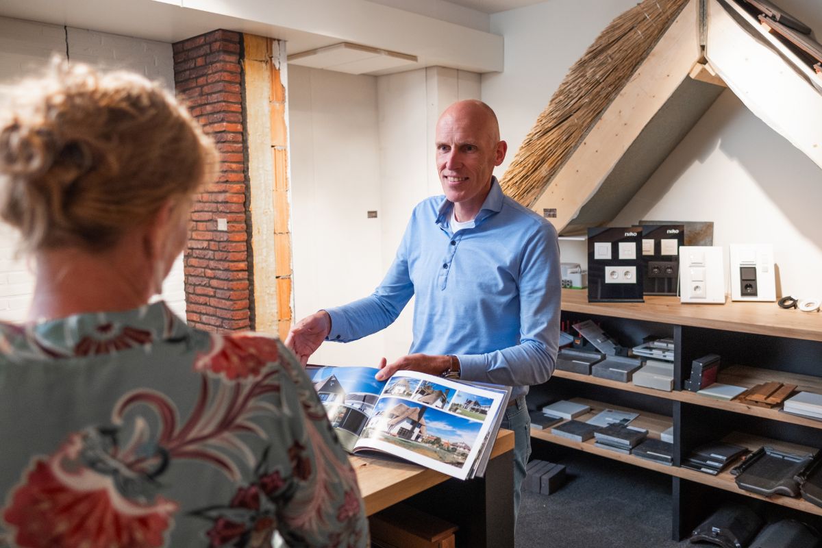 Hulp in showroom Heerlijkhuis bouwen